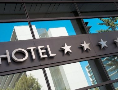 Αποκλιμάκωση των βαρών για το ελληνικό ξενοδοχείο ζητά η ΠΟΞ